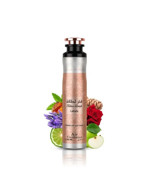 Botella de champú con extractos naturales, rodeada de flores y frutas frescas, ideal para el cuidado del cabello.