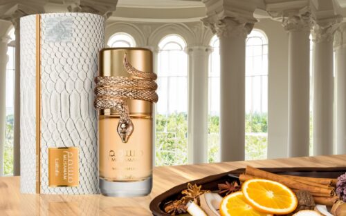 Frasco de perfume elegante con diseño dorado y blanco, colocado sobre una mesa de madera con frutas frescas como naranjas y especias, en un ambiente clásico con columnas y luz natural.