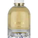 Frasco del perfume árabe Lattafa Petra Eau de Parfum 100 ml con motivos florales mediterráneos en azul y blanco