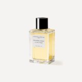 Frasco de perfume "Patchouli Mania" de Essential Parfums, diseñado por Fabrice Pellegrin, con un líquido amarillo claro y tapa negra, ideal para quienes buscan una fragancia distintiva y elegante.