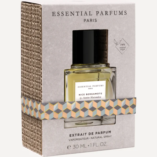 Estuche gris de Nice Bergamote Extrait 30 ml de Essential Parfums en tres cuartos, con ventana troquelada, faja geométrica y lomo de cartón ondulado