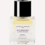 Frasco cuadrado de cristal transparente de Nice Bergamote Extrait 30 ml de Essential Parfums con jugo amarillo, tapón negro y etiqueta blanca