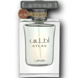 Frasco rectangular de cristal transparente de Lattafa Atlas 55 ml con jugo verde claro, tapón metálico grabado ATLAS y medallón con árbol rojo