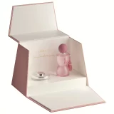 Bolso rosado del set Laverne Sense abierto con el perfume de 75 ml y los polvos perfumados en el interior