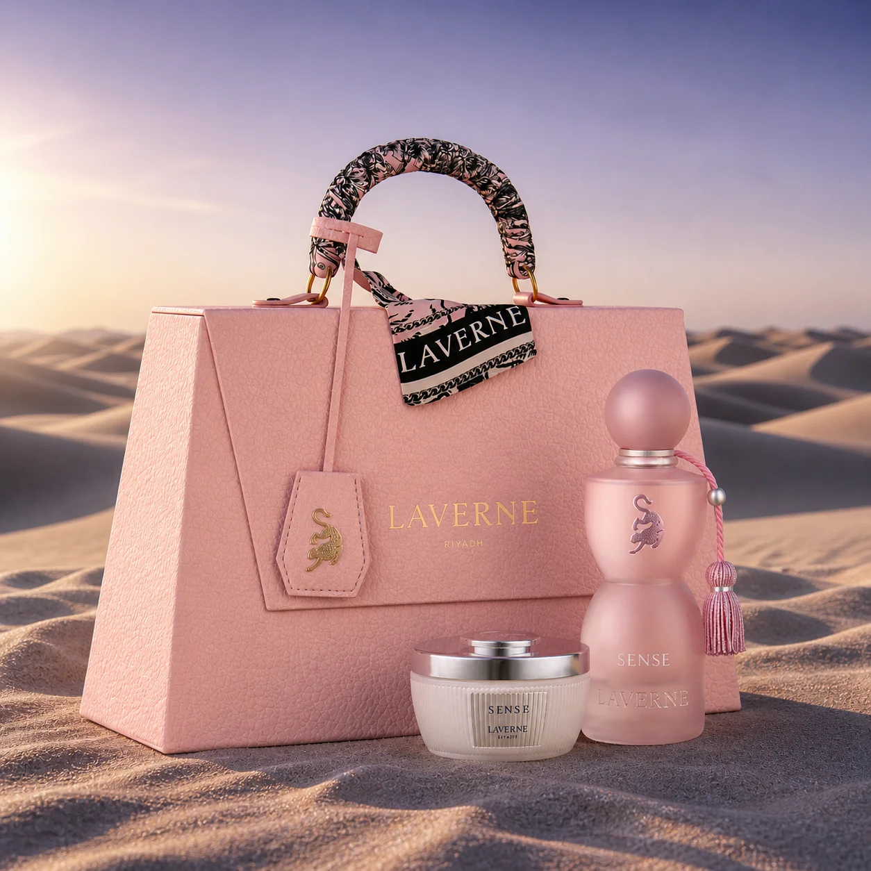 Laverne Sense Riyadh, exclusiva en Canarias: bolso rosa con frasco Sense y crema corporal sobre arena del desierto saudí — Perfumes de Oriente
