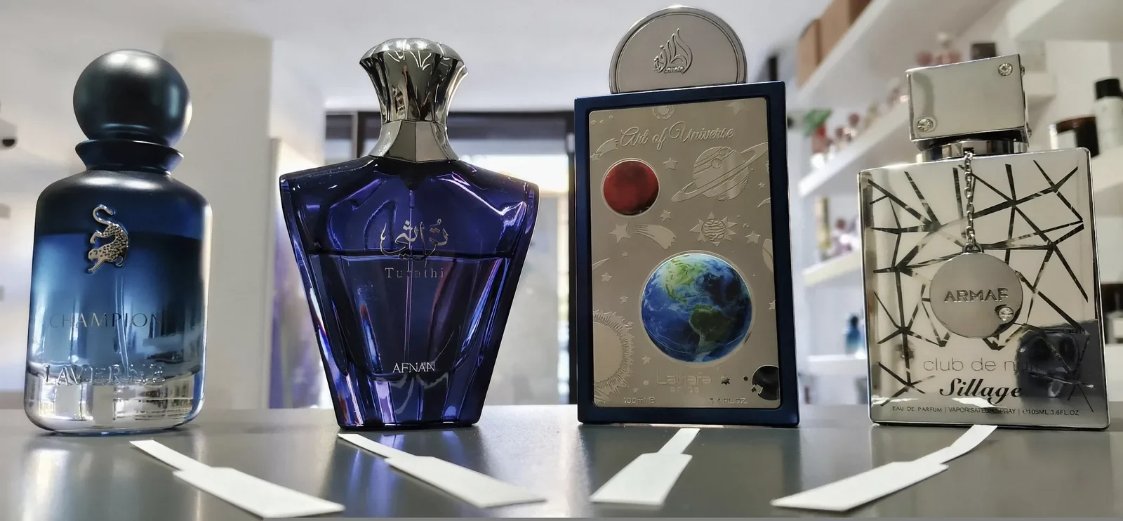Cuatro perfumes finalistas en línea con tiras de papel secante durante una degustación guiada en Perfumes de Oriente, Santa Cruz de Tenerife