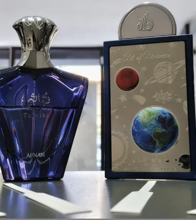 Cuatro perfumes finalistas en línea con tiras de papel secante durante una degustación guiada en Perfumes de Oriente, Santa Cruz de Tenerife